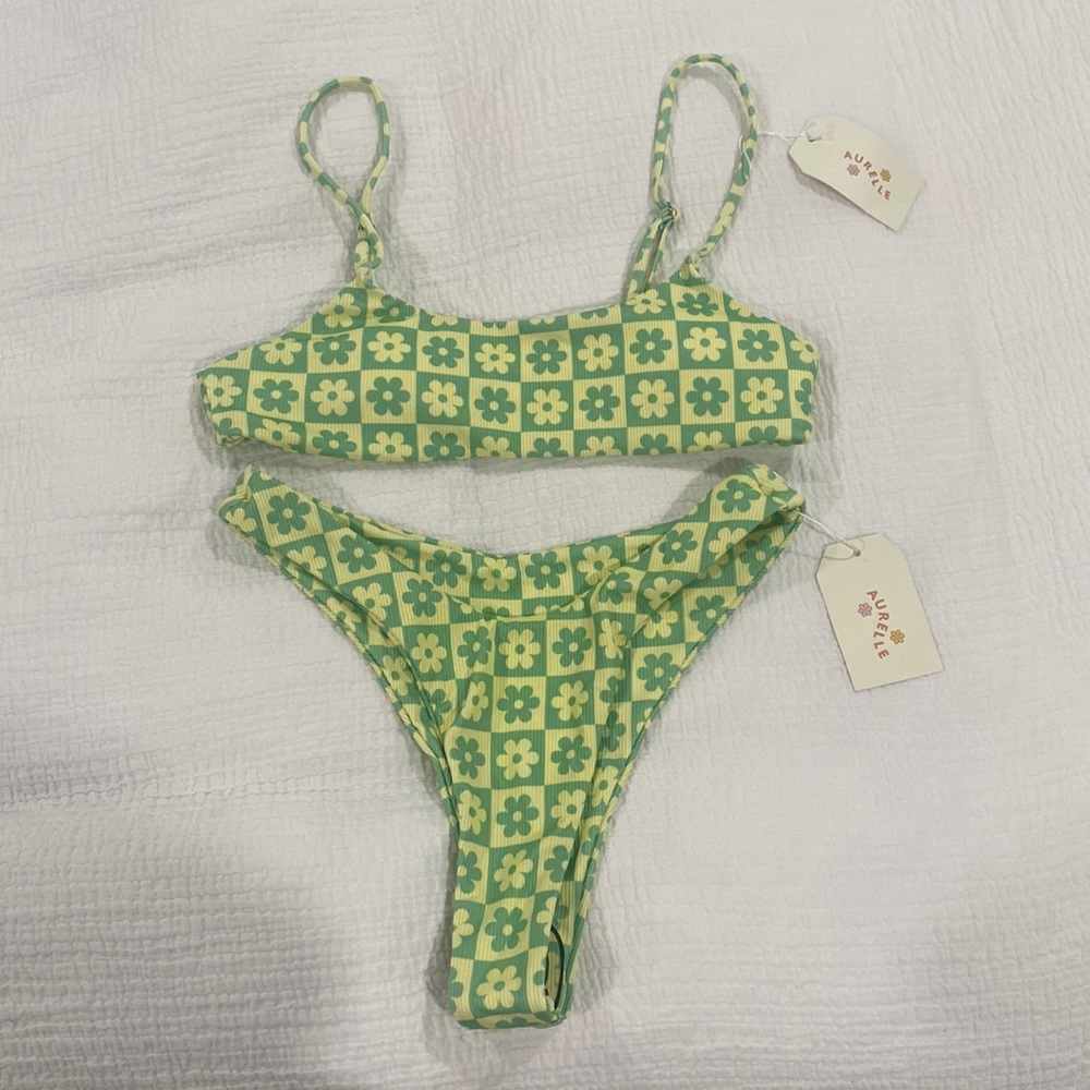 Aurelle swim top and bottom size medium. Never worn, NWT